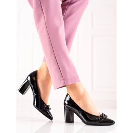 Bombas elegantes en el puesto de Vinceza. negro 3