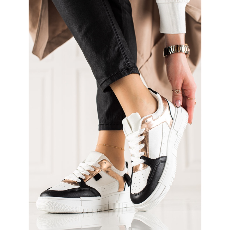 TRENDI Zapatillas con estilo blanco negro dorado 1