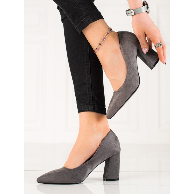 Bestelle Zapatos de tacón de ante en un pilar gris 1 Bestelle Zapatos de tacón de ante en un pilar gris 1