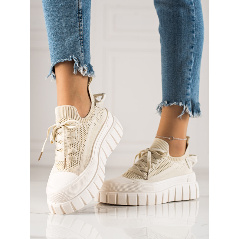 TRENDI Zapatillas caladas en la plataforma beige 1