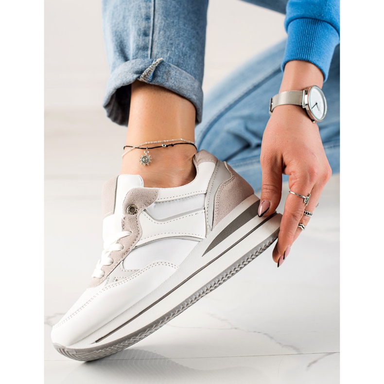 TRENDI Grey se cuela en la plataforma blanco gris 1