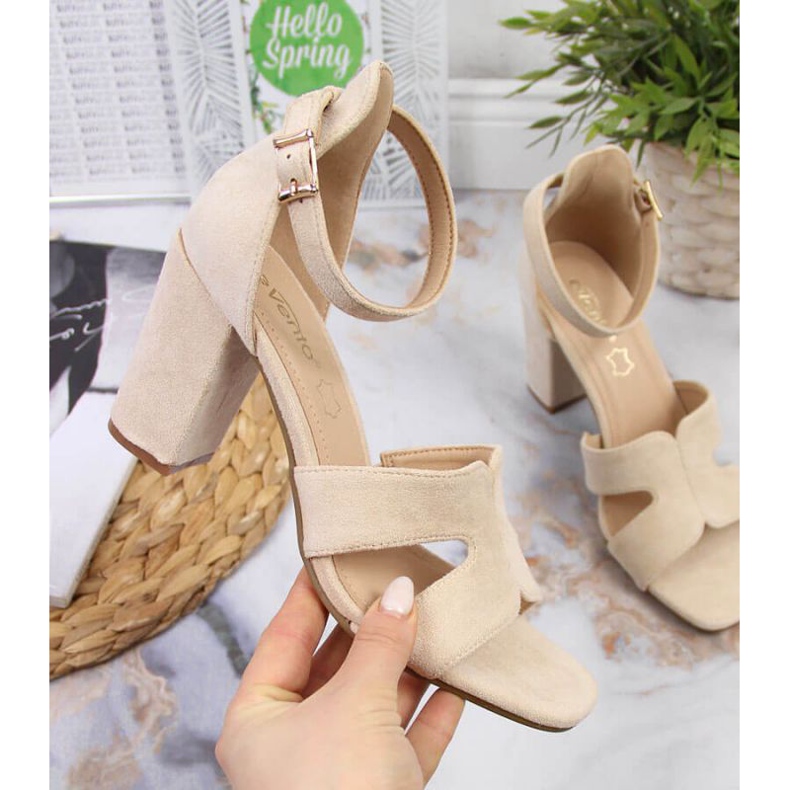 Sandalias en el puesto de eVento W EVE344A beige 1