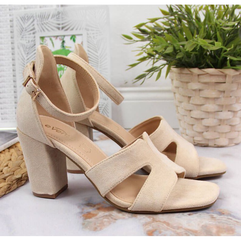 Sandalias en el puesto de eVento W EVE344A beige 2