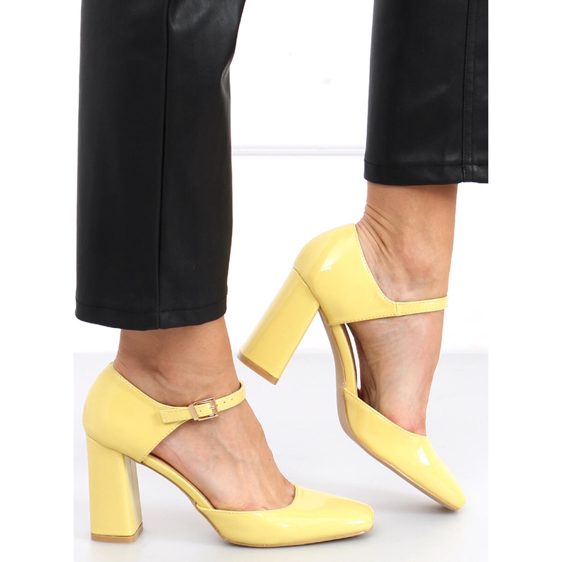 Bombas expuestas en el poste Frida Yellow amarillo 1 Bombas expuestas en el poste Frida Yellow amarillo 1