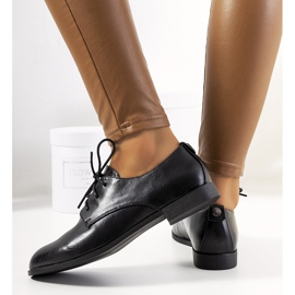 Zapatos negros de mujer de Ermen. 2