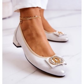 PA2 Bailarinas De Piel Con Adorno Joliet Blanco Y Dorado 4