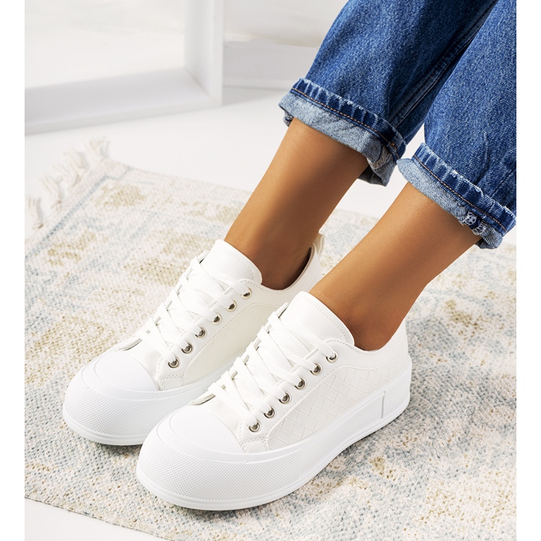 Zapatillas blancas sobre una suela gruesa de Luther. blanco 1