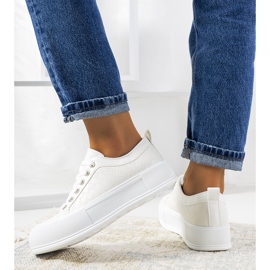 Zapatillas blancas sobre una suela gruesa de Luther. blanco 2