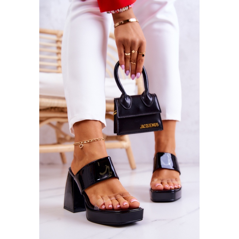 FM1 Zapatillas Seattle Lacadas En Negro En Un Bar 1