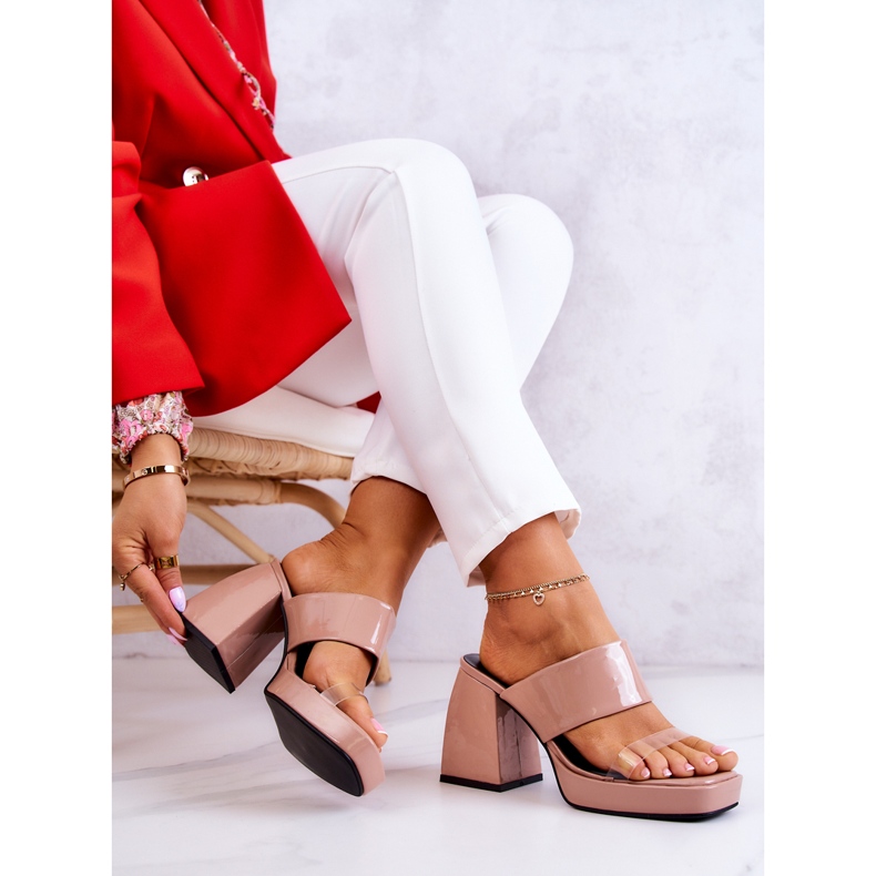 FM1 Zapatillas barnizadas en una barra beige oscuro de Seattle 2