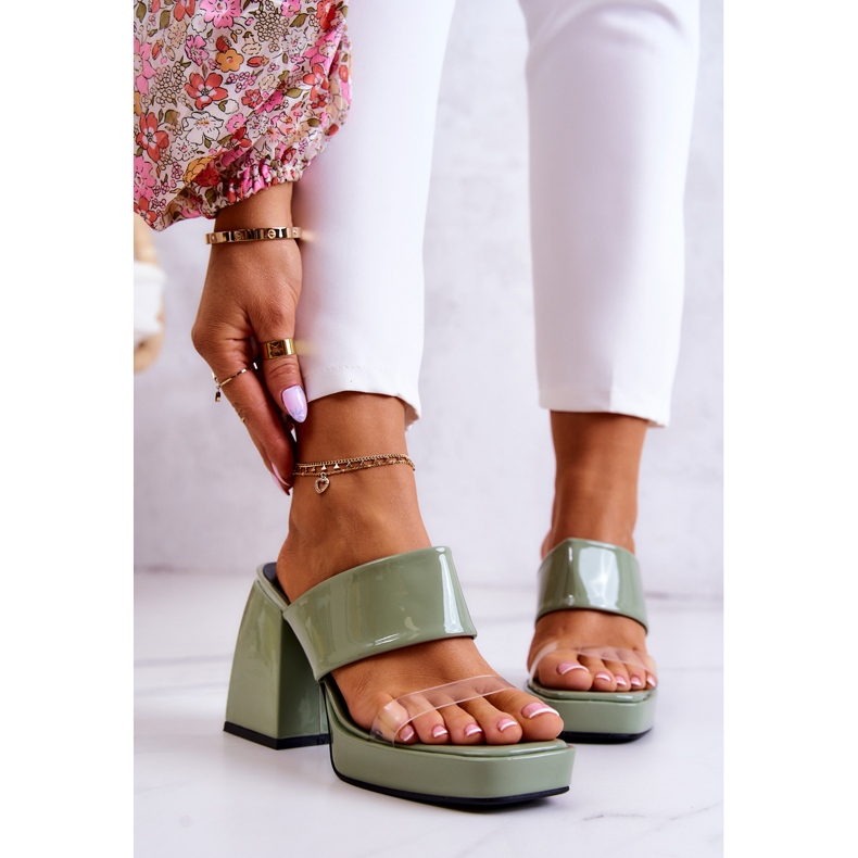 FM1 Zapatillas barnizadas en una barra verde de Seattle 2