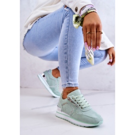 FB2 Zapatos deportivos de gamuza en una plataforma junto al río verde claro 1 FB2 Zapatos deportivos de gamuza en una plataforma junto al río verde claro 1