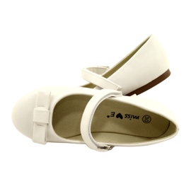 Bailarinas blancas con lazo de velcro. blanco 4