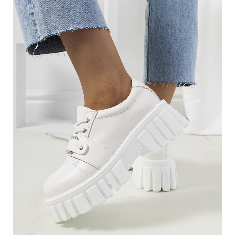 Zapatos blancos en una suela de tractor de Sallie 1