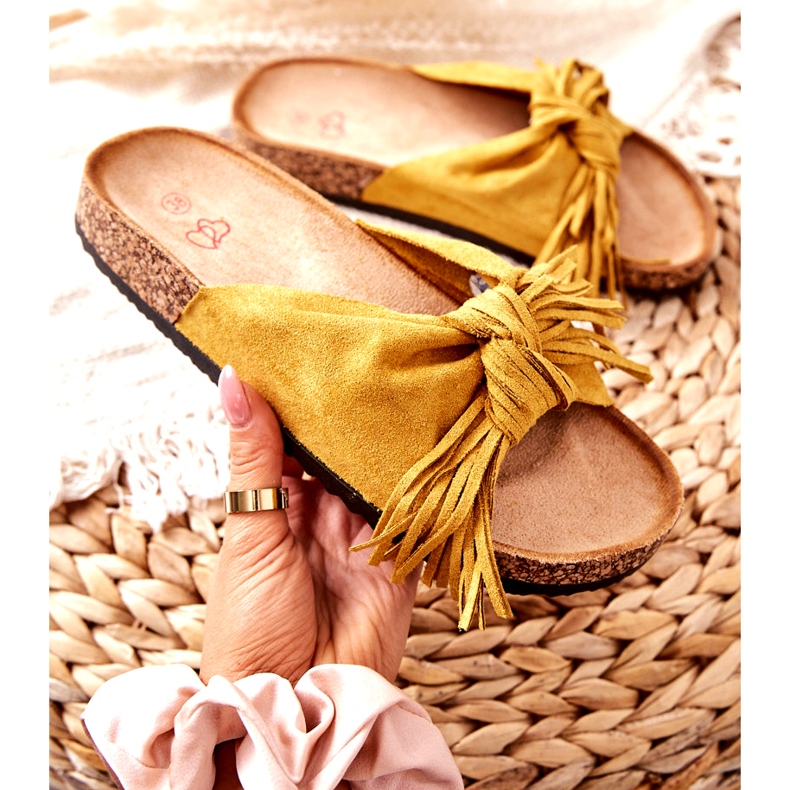 Chanclas amarillas con suela de corcho y flecos amarillo 1