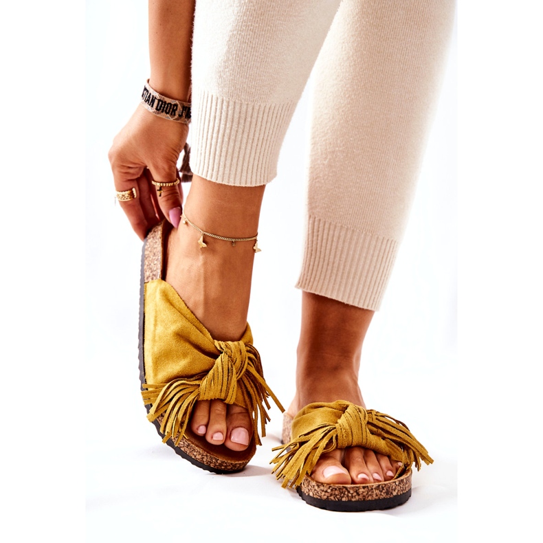 Chanclas amarillas con suela de corcho y flecos amarillo 3