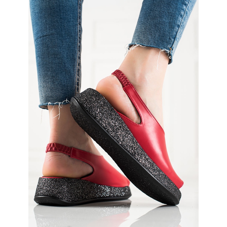 TRENDI Sandalias en la plataforma de brillo rojo 1