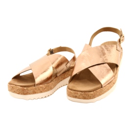 Sandalias de cuero para mujeres de Caprice en la plataforma 9-28712 933 Pink-Gold dorado 2