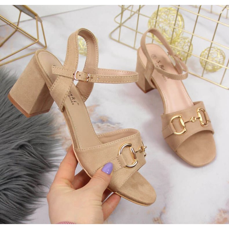 Sandalias en el puesto con el adorno S. Barski W OLI158B beige 1