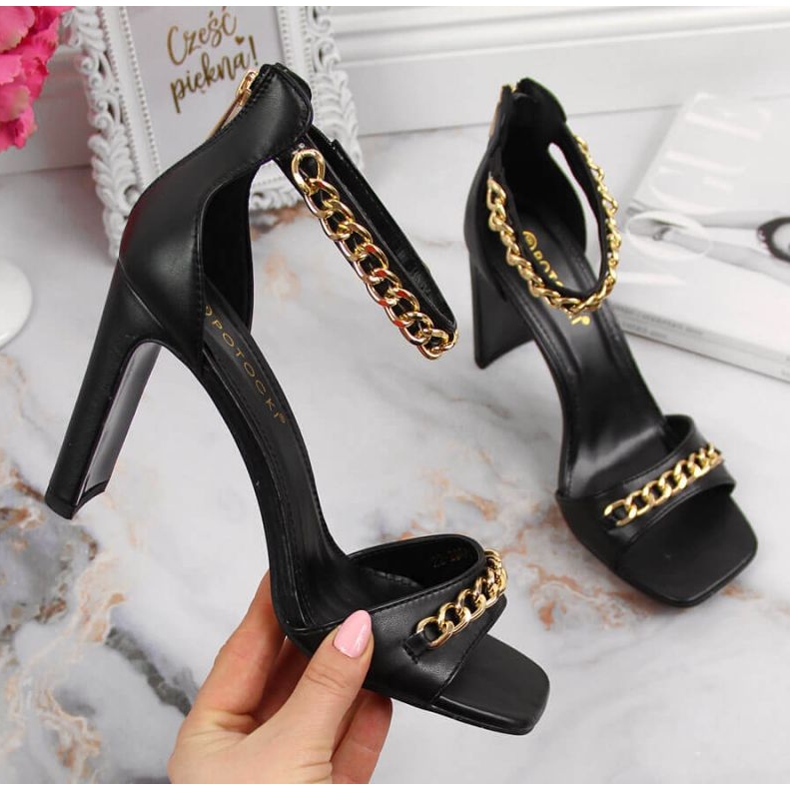 Sandalias en un poste con una cadena Potocki W WOL70A negro 1