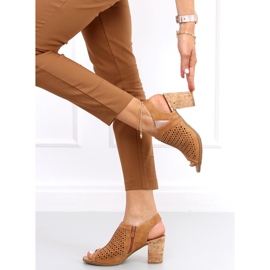 Sandalias caladas en el puesto Assia Camel marrón 2