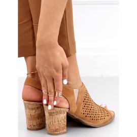 Sandalias caladas en el puesto Assia Camel marrón 4