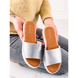 Encor zapatillas plateadas en la plataforma 2