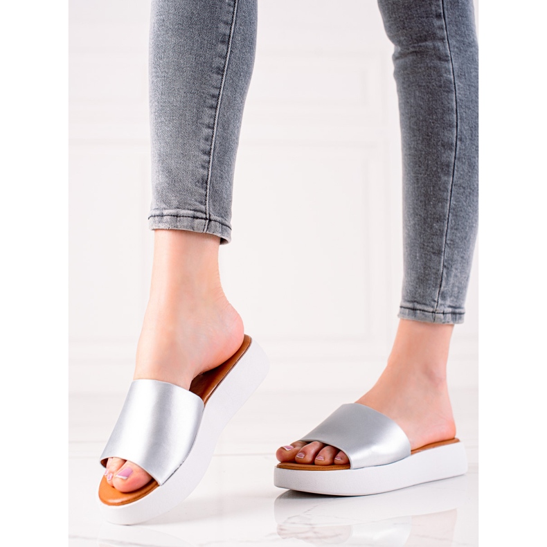 Encor zapatillas plateadas en la plataforma 1