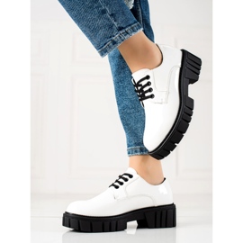 Zapatos blancos en la plataforma La.Fi 1
