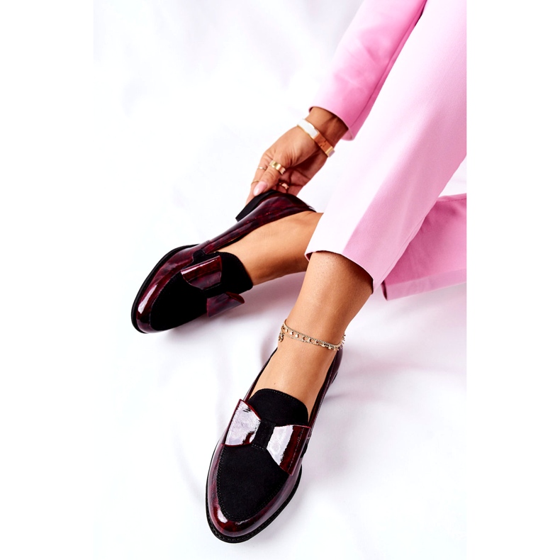 Mocasines lacados Maciejka Brogues de mujer Borgoña jaspeado 04099-33 / 00-1 negro rojo 2 Mocasines lacados Maciejka Brogues de mujer Borgoña jaspeado 04099-33 / 00-1 negro rojo 2