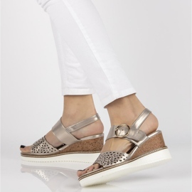 Sandalias con cuña Filippo DS2077/21 Go golden dorado 3