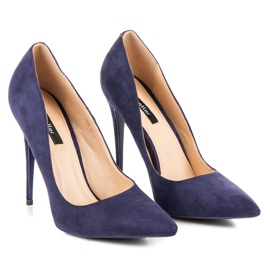 Betler Bombas en un pin violeta 4
