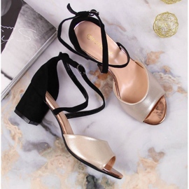 Sandalias en el puesto Potocki W WOL68 negro y dorado 3