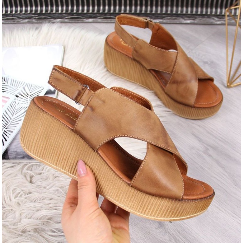 Sandalias de cuero en la plataforma marrón Dolce Pietro W P74A 1