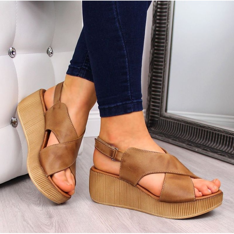 Sandalias de cuero en la plataforma marrón Dolce Pietro W P74A 2