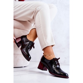 S.Barski Zapatos negros y rojos lacados y atados en un poste de Esmer 6