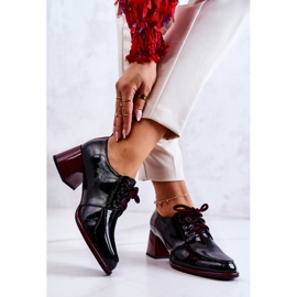 S.Barski Zapatos negros y rojos lacados y atados en un poste de Esmer 2