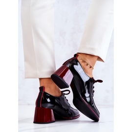 S.Barski Zapatos negros y rojos lacados y atados en un poste de Esmer 5