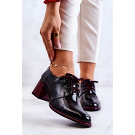 S.Barski Zapatos negros y rojos lacados y atados en un poste de Esmer 1
