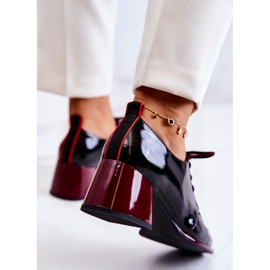 S.Barski Zapatos negros y rojos lacados y atados en un poste de Esmer 4