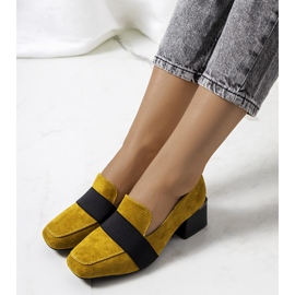 Zapatos brogue amarillos en el puesto de Arden negro 1