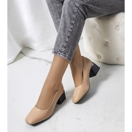 Bombas de cuero beige en el puesto de Vasila. 1