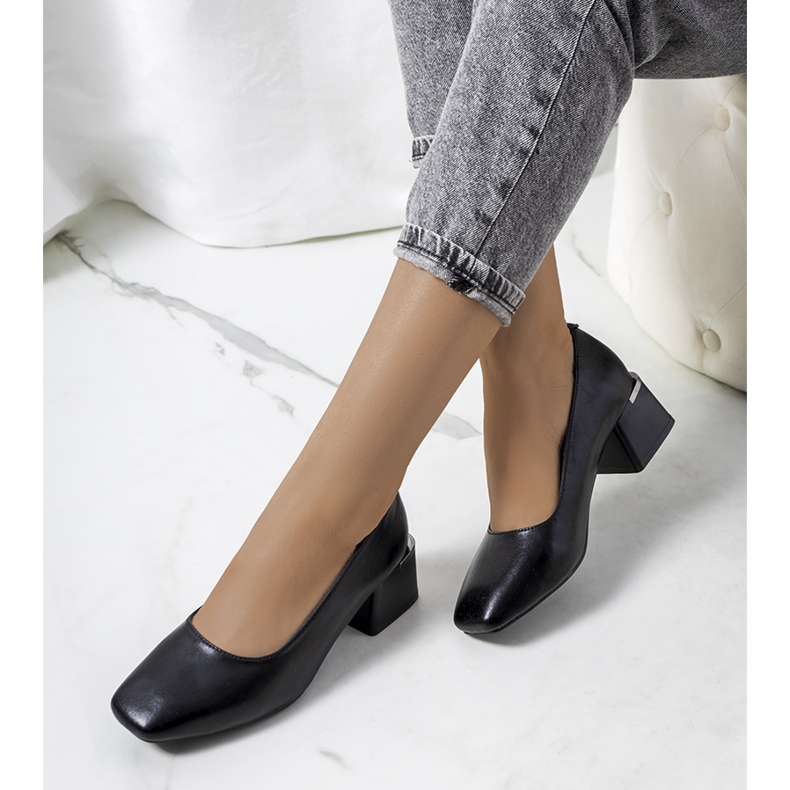 Bombas de cuero negro en el poste de Vasila. 1