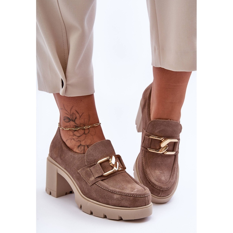 Zapatos elegantes en un pilar con una decoración dorada, beige Harmell 1