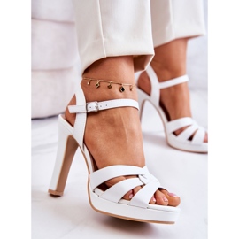 PG1 Elegantes sandalias blancas anastasia en un bar blanco 7