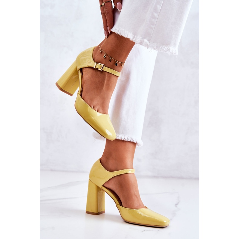 PG1 Bombas lacadas de moda en una barra maorí amarilla amarillo 2