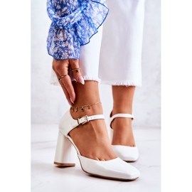 PG1 Bombas lacadas de moda en una barra blanca maorí blanco 1
