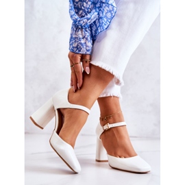PG1 Bombas lacadas de moda en una barra blanca maorí blanco 2
