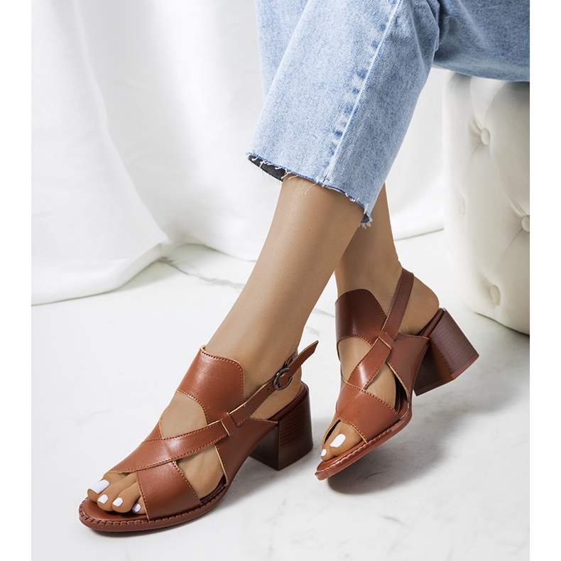 Sandalias marrones de piel en el post de Destina marrón 1