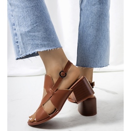 Sandalias marrones de piel en el post de Destina marrón 2